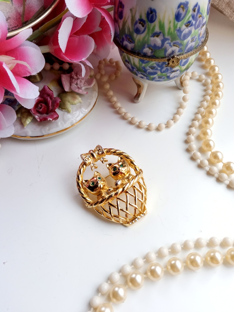 Vintage brooch 1980/'s kittens basket rhinestones style 50 Vintage 1980/'s does 50/'s kitten rhine basketball brooch