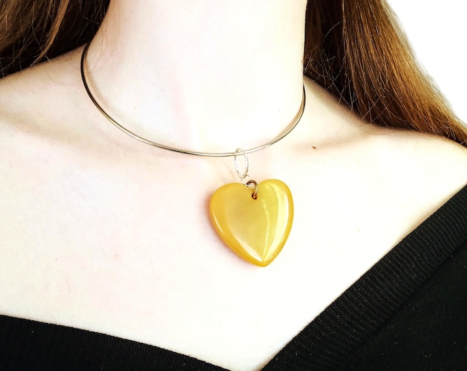 Collier Ras de cou Métal Pendentif Cœur beige – Style bohème hippie-vintage années 90- Look Babydoll