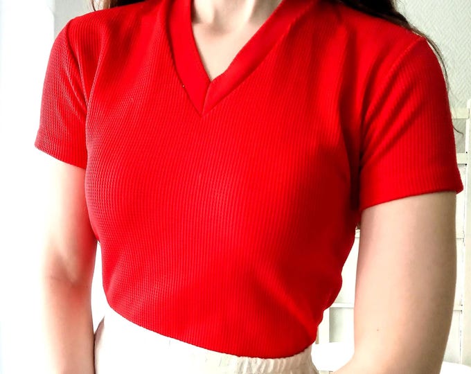 T-shirt rouge Vintage Années 60 Neuf Deadstock - Col V - Vêtement Sport Femme Vintage -  Fabriqué en France - S/M (36/38) ou L/XL (42/42)