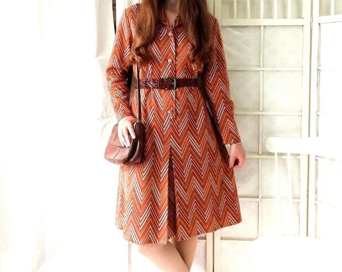 Robe midi bohème en maille vintage années 70 Made in France, motif chevron automnal rouille orange marron, col pointu taille 42-44