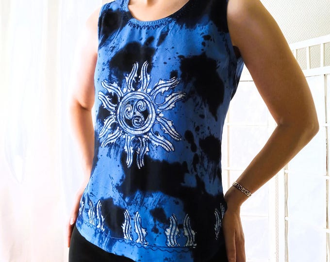 Top bleu Whimsigoth soleil triskel brodé vintage 90s Coline L/XL (40-42)