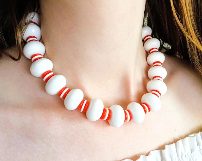 Red and White Pearl Necklace - 1950s Retro Pin-Up Rockabilly Style - Vintage 80s Jewelry - Unique Nostalgic Gift