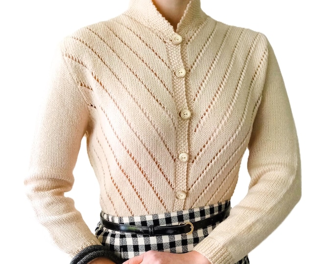 Gilet Vintage Années 50/60 Tricoté Main – Cardigan Laine Beige Rosé – Style Rétro Années 40 – Maille Douce Fait Main Français – L (40)