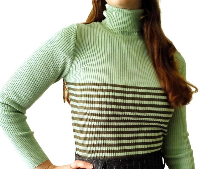 Vintage 90s striped green sweater – Ribbed turtleneck – Sage green and khaki stretch knit – Vintage fashion for women – S/M