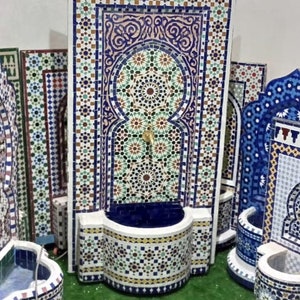 Fonte marroquina em mosaico para áreas externas e internas construída com estilo moderno de meados do século XIX, grande fonte de azulejos com design marroquino e andaluz