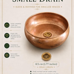 Op de afbeelding: Een ronde koperkleurige waskom met een gladde binnenkant en een bijpassende messingkleurige afvoerplug. De tekst luidt SMALL DRAIN, 4.5 cm (1.77 inches), en vermeldt kenmerken zoals een strakke uitstraling voor kleinere wastafels.