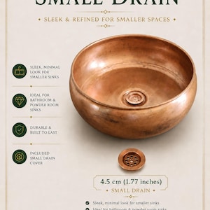 Op de afbeelding: Een ronde koperkleurige waskom en een bijpassende kleine afvoerplug. De tekst vermeldt SMALL DRAIN, 4,5 cm (1,77 inch), en noemt kenmerken zoals een strak uiterlijk, gebruik in de badkamer en de inbegrepen afvoerplug. Past op standaard leidingwerk.