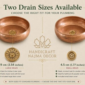 Op de afbeelding: Twee ronde koperen wastafels met messing afvoeren. De tekst luidt: Two Drain Sizes Available, HANDICRAFT NAJMA DECOR, 9 cm (3.54 inches) LARGE DRAIN, 4.5 cm (1.77 inches) SMALL DRAIN, BOTH SIZES FIT STANDARD PLUMBING &mdash; CHOOSE THE ONE THAT FITS YOUR SINK.