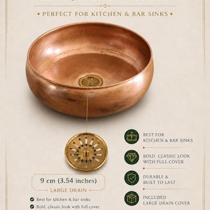 Op de afbeelding: Een koperkleurige waskom met een ronde, messingkleurige afvoerplug van 9 cm. De tekst luidt LARGE DRAIN, PERFECT FOR KITCHEN & BAR SINKS, 9 cm (3.54 inches), BEST FOR KITCHEN & BAR SINKS, BOLD, CLASSIC LOOK WITH FULL COVER, DURABLE & BUILT TO LAST, INCLUDED LARGE DRAIN COVER, FITS STANDARD PLUMBING - RELIABLE, STYLISH & FUNCTIONAL.