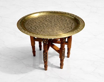 Mesa de té marroquí tallada a mano: bandeja de latón, patas de cedro, Medina de Fez
