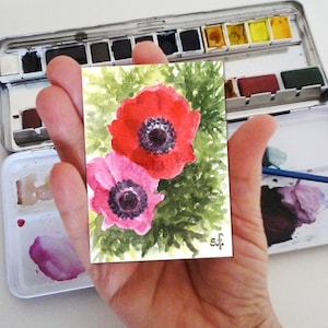 Duas anêmonas - pintura em aquarela original, pintura de flores coloridas vermelhas e rosa, flores em miniatura, cartão artístico, pequena pintura, ACEO