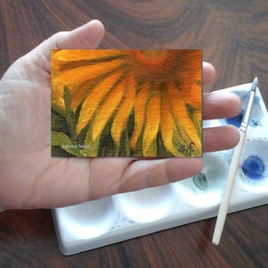 Un quarto di girasole-dipinto a tecnica mista originale,fiori estivi grandi,pittura petali gialli,pittura floreale,miniatura,biglietto,ACEO,