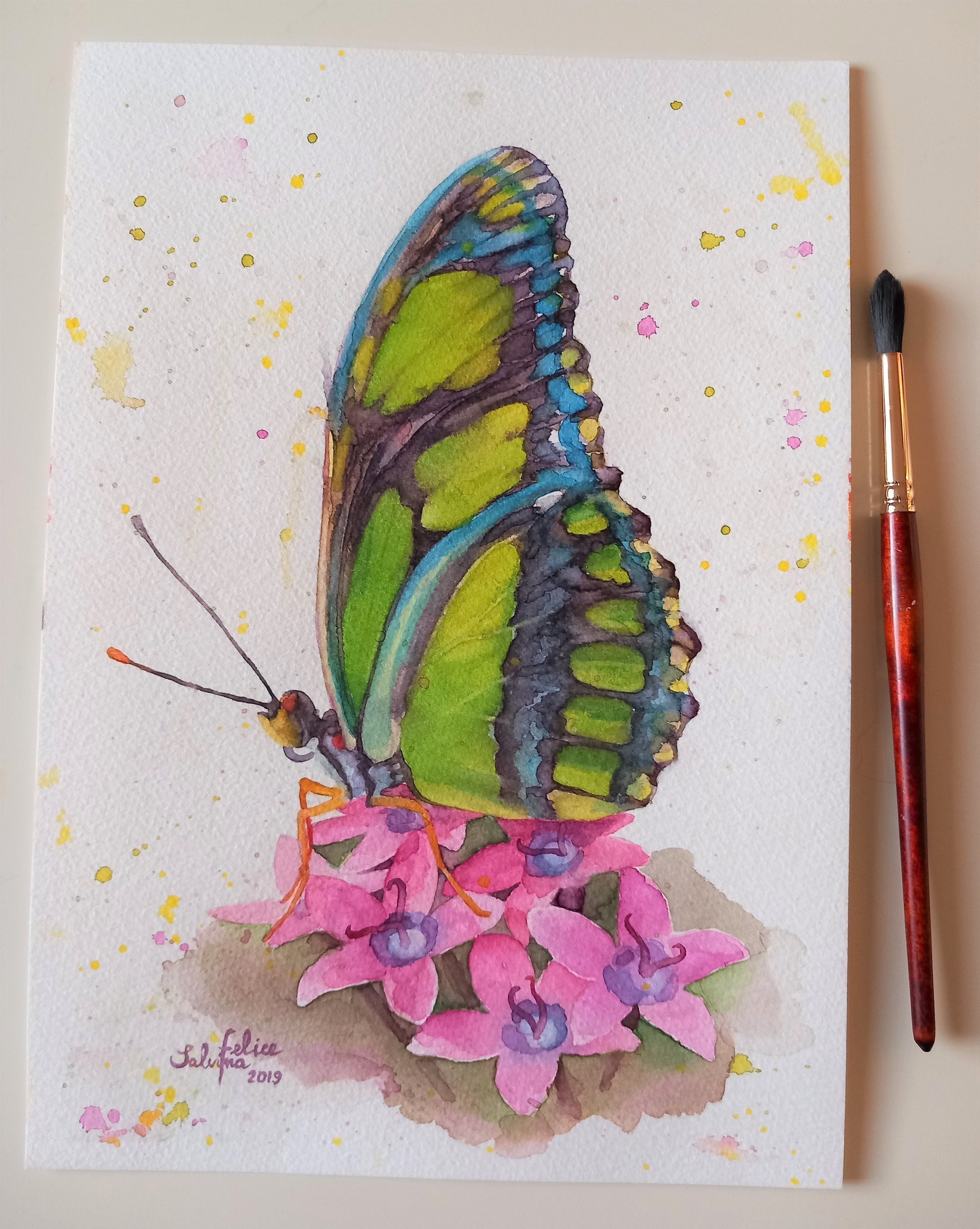 緑の蝶 - オリジナルの水彩画、ピンクの花の絵、ピンクの花に緑と黄色
