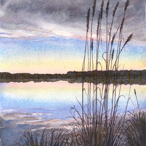 Riflessi sul lago-dipinto a acquarelli originale,paesaggio lacustre,aurora,alba,sole che sorge,nuvole nere nel cielo riflesse sull'acqua,