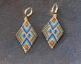 Beaded diamond shape earrings // Beaded earrings