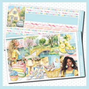 Puede incluir: Un conjunto de pegatinas para planificador con una casa amarilla, un coche, una niña soplando una burbuja, un puente sobre un arroyo, un gato en una cesta, una niña con pendientes de aro, una magdalena, un pastel, una mochila y zapatillas. Las pegatinas tienen un tema veraniego con limones, flores y un fondo a rayas azul y blanco.