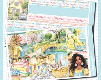 Op de afbeelding: Een set planner stickers met een geel huis, een auto, een meisje dat een bel blaast, een brug over een beek, een kat in een mand, een meisje met oorringen, een cupcake, een taart, een rugzak en sneakers. De stickers hebben een zomers thema met citroenen, bloemen en een blauw-wit gestreepte achtergrond.