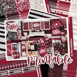 Puede incluir: Un collage de elementos temáticos de Dr. Pepper, que incluye una escena de dormitorio, un gato bebiendo un refresco, un perro con una camiseta de Dr. Pepper y una funda de teléfono. La palabra "Printable" se muestra en cursiva. La combinación de colores es principalmente burdeos y blanco.