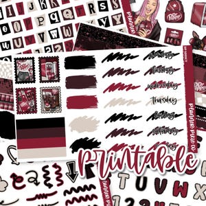 Puede incluir: Una colección de pegatinas para planificador con temática de Dr. Pepper. Las pegatinas incluyen sellos, muestras de color y días de la semana. La palabra "Printable" está escrita en una fuente de script burdeos. La paleta de colores incluye burdeos, negro y beige.