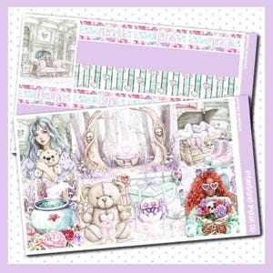 Puede incluir: Una hoja de pegatinas para planificador con un tema de romance espeluznante. El diseño presenta ilustraciones de un interior gótico, una escena de bosque con calaveras y osos de peluche. La paleta de colores incluye lavanda, rosa y verde.