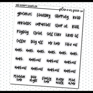 Op de afbeelding: Een vel wit papier met zwarte script-textaufstickers. De stickers hebben woorden zoals "boodschappen", "wasgoed", "winkelen", "weg", "boodschappen", "belangrijk", "uitslapen", "bad", "betaaldag", "schoonmaken", "zelfzorg", "moe", "koffie", "vrije dag", "tijd voor mezelf", "uit eten", "werk", "training", "plannertijd", "date night", "familie tijd", "binge watch", en "plannen".