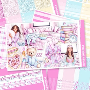 Puede incluir: Una hoja de pegatinas para planificador con temática de pijamada. La hoja presenta ilustraciones de una sala de estar, comida, un oso de peluche y mujeres en pijama. La combinación de colores es principalmente rosa y azul.