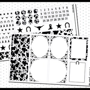 Op de afbeelding: Een zwart-witte koe-print planner stickerpakket met een verscheidenheid aan stickers, waaronder nummers, sterren, hoefijzers, laarzen en een koe. De stickers zijn ontworpen voor gebruik in een planner of dagboek.