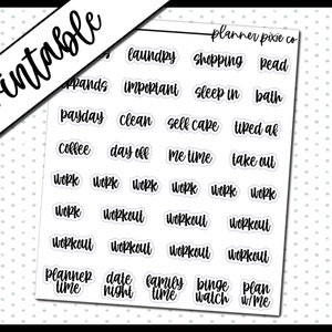 Op de afbeelding: Een vel plannerstickers met diverse zinnen in zwart schrift, waaronder "was", "winkelen", "werk" en "workout". Het woord "Printable" is geschreven in een scriptletter in de linkerbovenhoek.