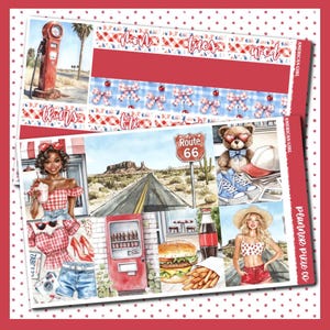 Könnte beinhalten: Ein Planer-Aufkleberbogen mit amerikanischem Thema. Das Design umfasst Illustrationen eines Route 66-Verkehrsschilds, einer alten Zapfsäule, einer Diner-Szene und eines Teddybären mit herzförmiger Brille. Die Farbpalette umfasst Rot, Weiß und Blau.