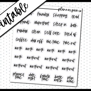 Op de afbeelding: Printbare planner stickers met zwarte tekst op een witte achtergrond. De stickers bevatten zinnen zoals "wasgoed", "winkelen", "lezen", "belangrijk", "uitslapen", "bad", "betaaldag", "schoonmaken", "zelfzorg", "moe", "koffie", "vrije dag", "tijd voor mezelf", "uit eten", "werk", "training", "plantijd", "date night", "gezinstijd", "bingewatchen", en "plannen met mij".