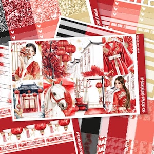 Puede incluir: Un conjunto de hojas de pegatinas para planificador con temática de Año Nuevo Lunar. Las pegatinas presentan ilustraciones de mujeres con atuendos rojos tradicionales, linternas, un caballo blanco y arquitectura asiática. La paleta de colores es principalmente roja y dorada.