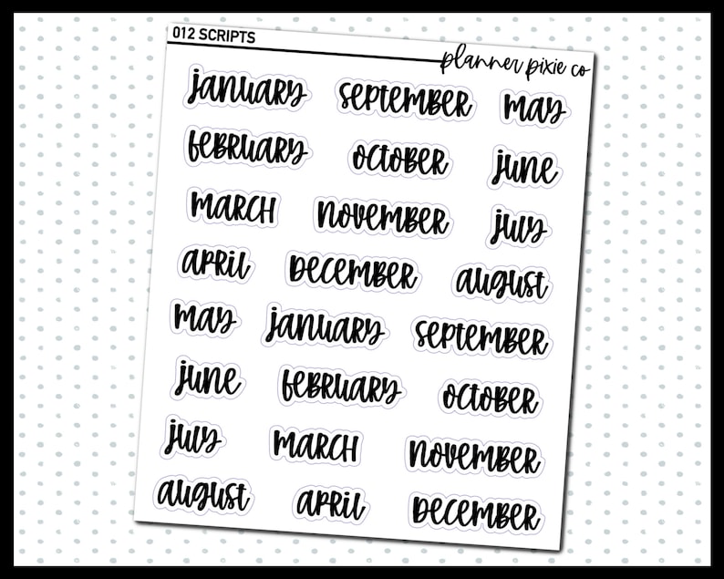 Puede incluir: Un conjunto de 12 pegatinas de meses en blanco y negro con una fuente de escritura. Las pegatinas dicen "Enero", "Febrero", "Marzo", "Abril", "Mayo", "Junio", "Julio", "Agosto", "Septiembre", "Octubre", "Noviembre" y "Diciembre".