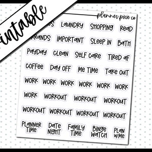 Op de afbeelding: Printbare planner stickers met verschillende zinnen, waaronder "Laundry", "Shopping", "Read", "PayDay", "Clean", "Self Care", "Tired Of", "Coffee", "Day Off", "Me Time", "Take Out", "Work", "Workout", "Planner Time", "Date Night", "Family Time", "Binge Watch" en "Plan W/Me".