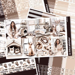 Op de afbeelding: Een planner sticker vel met een kat thema. De stickers bevatten illustraties van katten, pootafdrukken en decoratieve elementen in bruin- en beigetinten. Tekst bevat "CAT MOM" en "Planner Pixie Co."