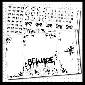 Könnte beinhalten: Schwarz-weiße Planer-Aufkleber mit Halloween-Thema. Die Aufkleber beinhalten einen Kalender, Zahlen, Schleifen und ein "BEWARE"-Banner mit tropfender Farbe.