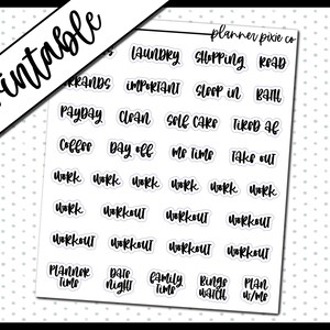 Op de afbeelding: Een vel met printbare planner stickers met zwarte tekst op een witte achtergrond. De stickers bevatten zinnen zoals "Wasgoed", "Winkelen", "Weg", "Belangrijk", "Uitslapen", "Bad", "Betaaldag", "Schoonmaken", "Zorg voor jezelf", "Koffie", "Vrije dag", "Tijd voor mezelf", "Uit eten", "Werk", "Workout", "Plantijd", "Date Night", "Familie tijd", "Binge watchen", en "Plannen met mij".
