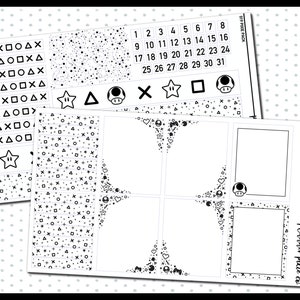 Könnte beinhalten: Ein schwarz-weißes, druckbares Planer-Sticker-Set mit Videospiel-Thema. Das Set enthält einen Kalender, verschiedene Formen und einen Rand mit Herzen, Sternen und Videospiel-Controllern. Der Text "019 PIXIE PACKS" und "planner pixie co" ist im Bild enthalten.