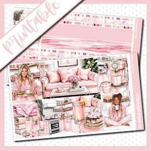 Puede incluir: Una hoja de pegatinas de planificador imprimible con un esquema de color rosa y blanco. Las pegatinas presentan ilustraciones de una mujer en pijama, una sala de estar con un sofá rosa, una cocina con una cafetera y una escena de desayuno con panqueques y jugo. El texto "Morning Routine" y "Pancake Pile Co." se incluye en la hoja.
