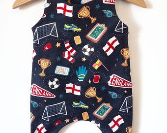 Pelele del Mundial 2026, hecho a mano bajo pedido, peto para bebé, estilo harem, pelele para bebé, ajuste de tela en la parte trasera, fútbol, unisex, primavera, verano, Inglaterra