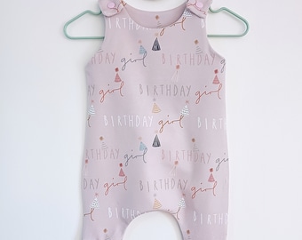 Geburtstagskind Baby Strampler, handgefertigt auf Bestellung, Baby Latzhose, dehnbare Latzhose, Harem, Babykleidung, Stoff Bum Fit, Geschenk für Geburtstagskind