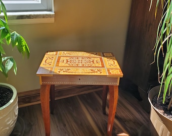 Beautiful Vtg Italian Musical Accent Table, Marquetry Inlay, Reuge Swiss Movement, Works, Original Key, Torna a Surriento, 1894 Composition