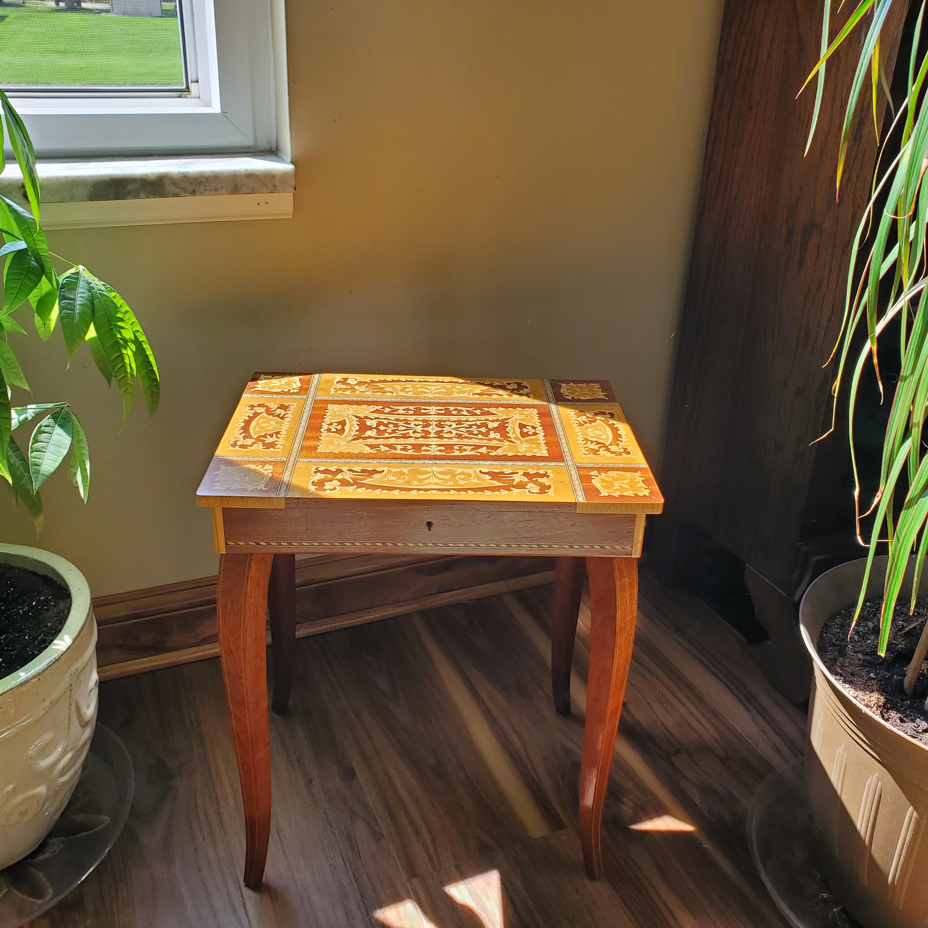 Vintage Marquetry Music Box Table, Reuge Swiss Movement, Italian Marquetry Inlay, Original Key, Torna a Surriento Music, 1894 Composition