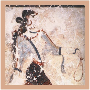 Peut inclure: Une peinture murale de fresque délavée représentant une femme vêtue d'une tunique bleue et de bijoux. La femme tient une chaîne de perles dans sa main droite. La peinture est sur un mur avec une surface rugueuse et texturée.