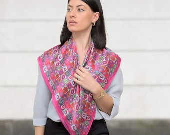 Foulard en soie rose femme, écharpe carrée, écharpe rose, écharpe faite main, cadeau pour elle, fabriqué en Grèce par Kalfas