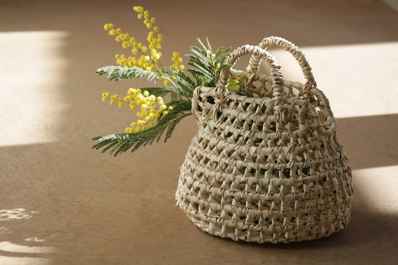 Straw bag, summer handbag, small natural basket, ronde stromand, panier de paille, runder Strohkorb. 