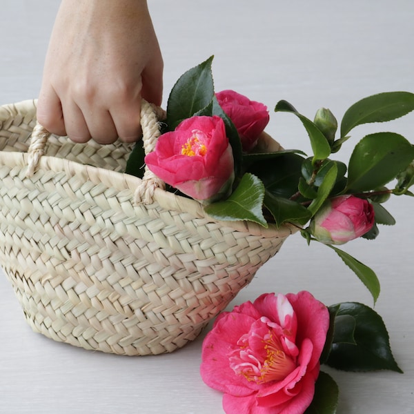 Straw bag, flowers basket, flower girls basket, flower girls bag, small straw bag, straw basket, summer bag, wedding flower basket.