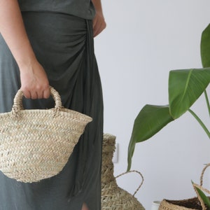 Sac en paille naturelle, panier fleurs, petit sac en paille, sac d'été, panier de rangement, Strohkorb, poche paja, panier paille.