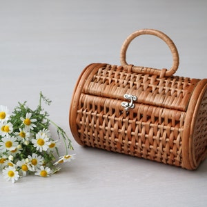 Wicker bag, round bag, wicker handbag, panier en osier, panier rond, ceste de mimbre, Weidenkorb, round basket bag, korgkorg, rieten mand. image 1