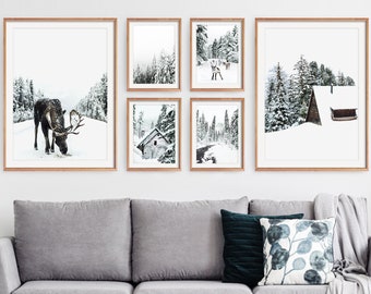 Decoración de pared de la galería de invierno. Arte de pared navideño nórdico, conjunto de 6 impresiones con alces en el bosque, cabañas y renos, fotografía digital con escena nevada