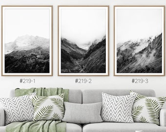 Juego de 3 paisajes de montaña en blanco y negro. Impresiones fotográficas digitales de 3 piezas del bosque nórdico. Paisaje imprimible de la cordillera escandinava con niebla
